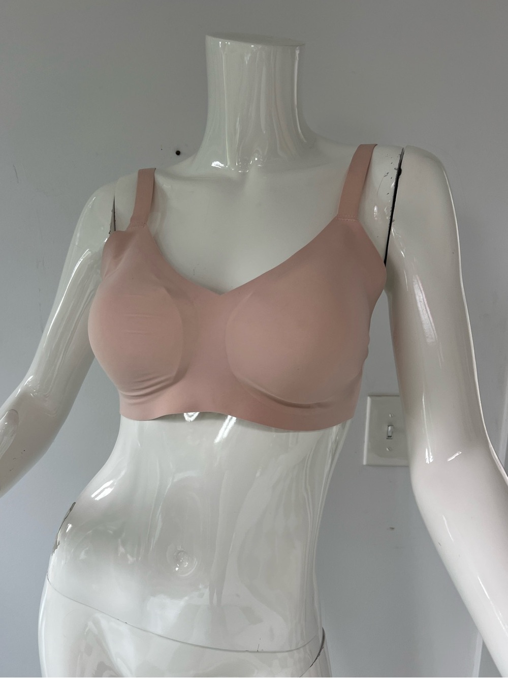knix Seamless bra wireless, V-neck style